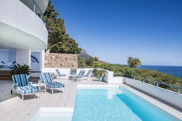 Bay Reflections - Luxury Serviced Apartments - Havuz