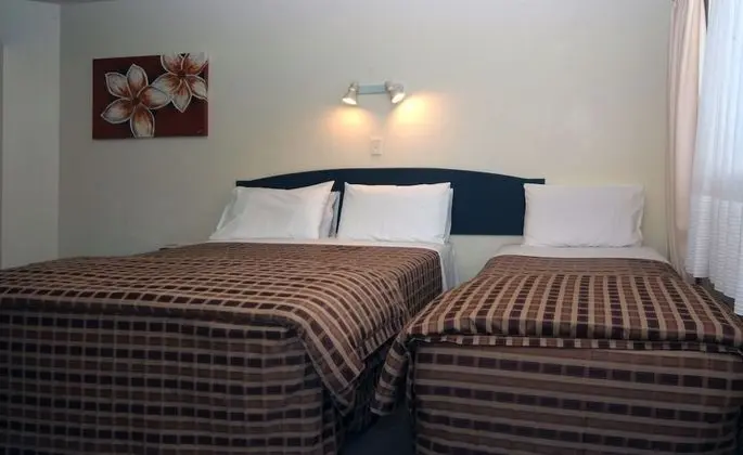 Baycourt Lakefront Motel - Oda