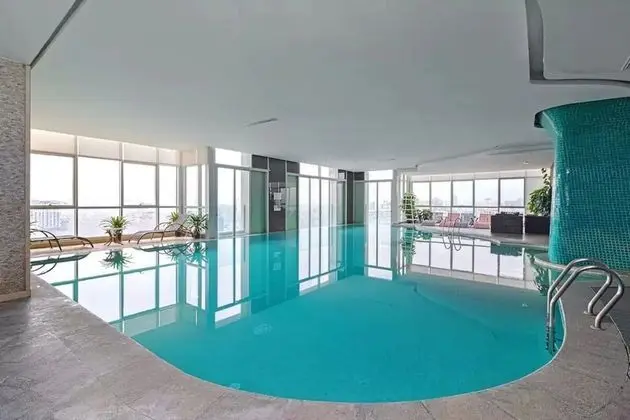 Bayhomes Lancaster Serviced Apartment - Havuz