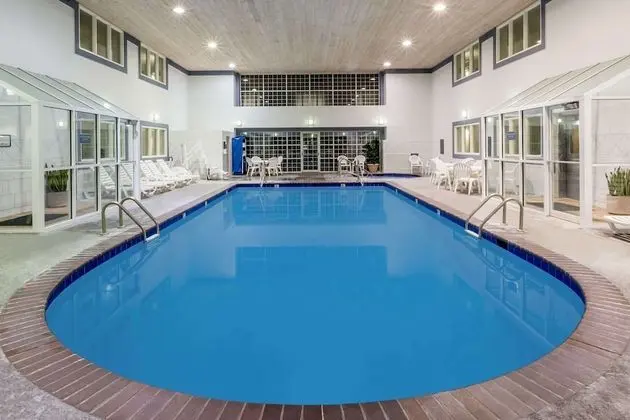 Baymont by Wyndham Des Moines Airport - Havuz