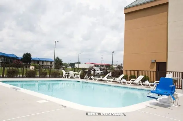 Baymont by Wyndham Fayetteville I-95 - Havuz