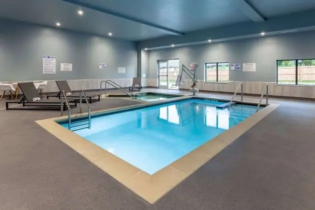 Baymont Inn & Suites by Wyndham Madison - Havuz
