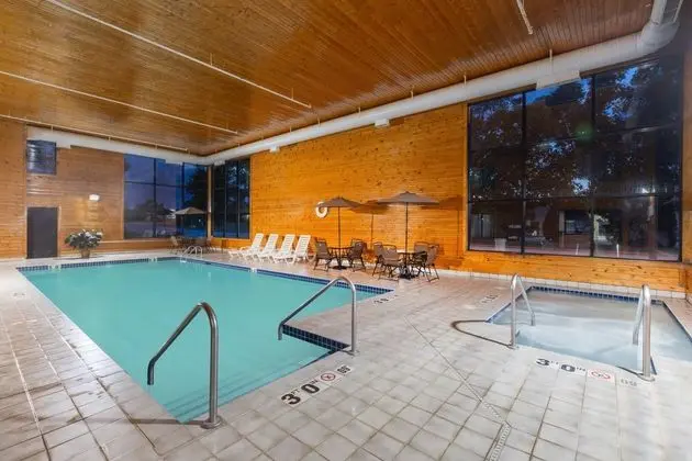 Baymont Inn & Suites by Wyndham Mukwonago - Havuz