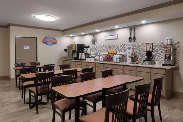 BAYMONT BY WYNDHAM BELLEVILLE AIRPORT AREA - Genel