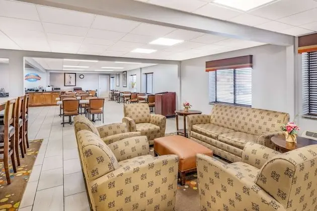 Baymont by Wyndham Champaign - Lobi