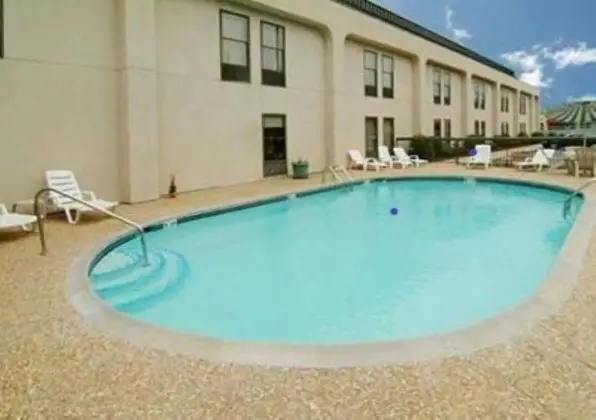 Baymont by Wyndham Fayetteville - Havuz