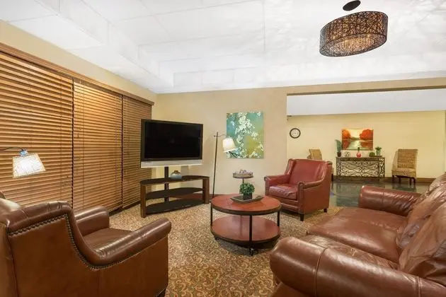 Baymont by Wyndham Fayetteville - Lobi