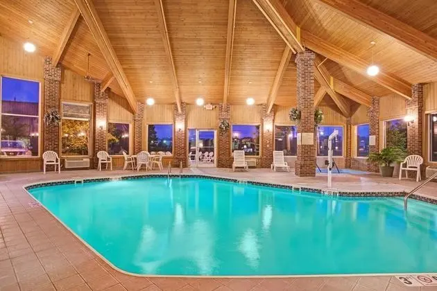 Baymont by Wyndham Indianapolis - Havuz