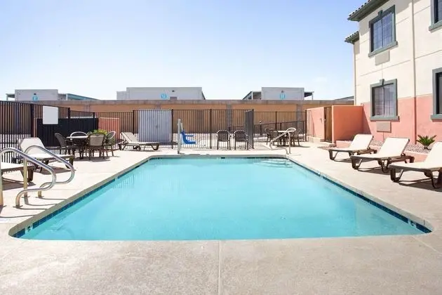Baymont by Wyndham Phoenix I-10 near 51st Ave - Havuz