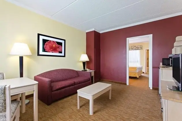 Baymont by Wyndham Tampa Near Busch Gardens