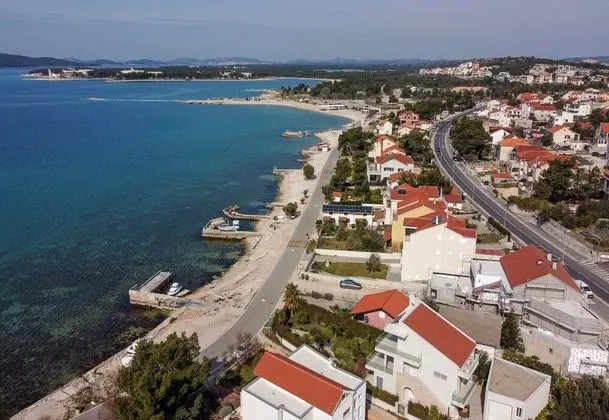 Beach Apartment Alenka Green