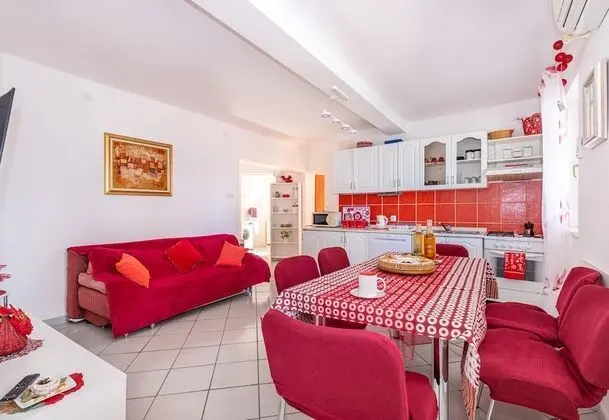 Beach Apartment Alenka Red