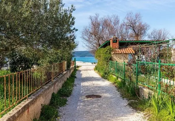 Beach Apartment Alenka Yellow