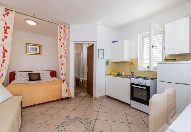 Beach Apartment Alenka Yellow - Öne Çıkan Resim