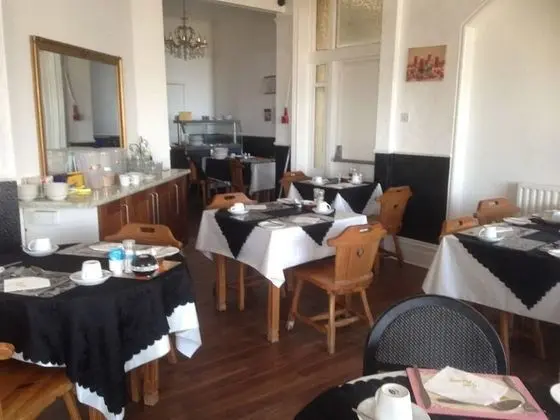 The Beach Hotel and Apartments - Yerinde Yemek