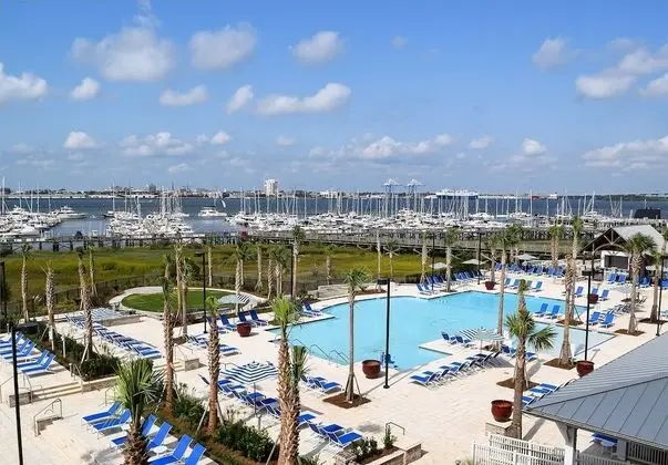 The Beach Club at Charleston Harbor Resort and Marina - Havuz