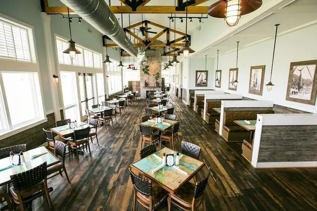 The Beach Club at Charleston Harbor Resort and Marina - Yerinde Yemek