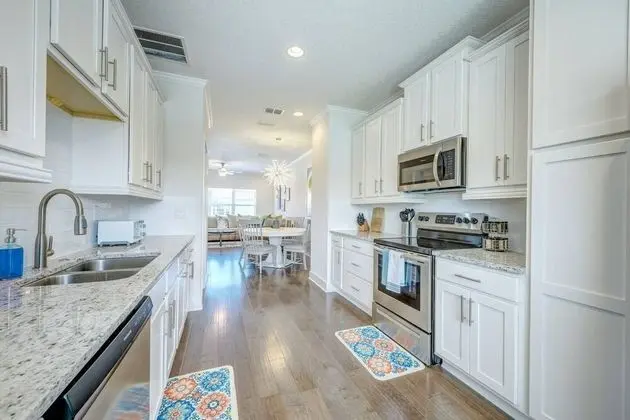 Beach Escape One - Luxury Townhome - Mutfak