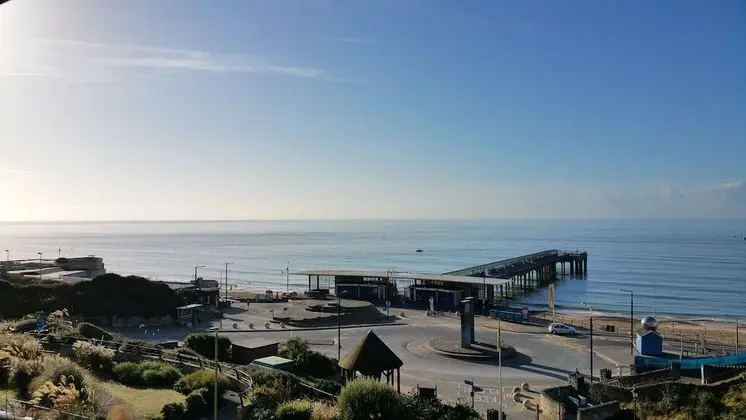 Beach Front 2-bed Apartment With Deck & BBQ