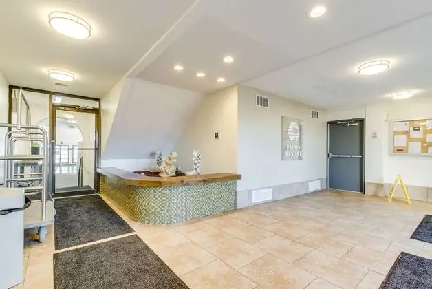 Beach-front Condo with Private Balcony - Lobi
