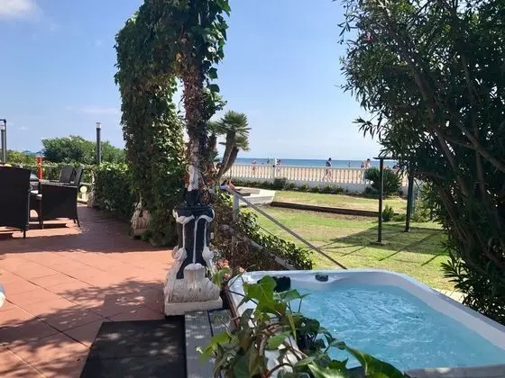 Beach House Barcelona Hot Tub & Beach Access