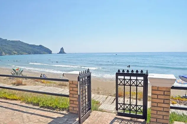 Beach House Yannis in Agios Gordios Beach on Corfu
