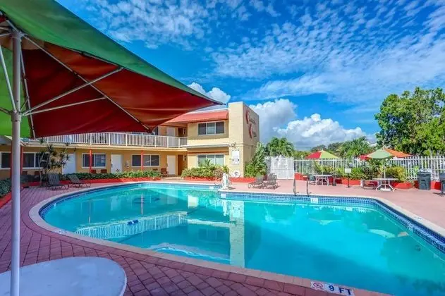 Beach and Town Motel - Havuz