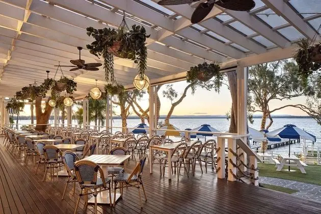 The Beachcomber Hotel & Resort, Ascend Hotel Collection - Yerinde Yemek