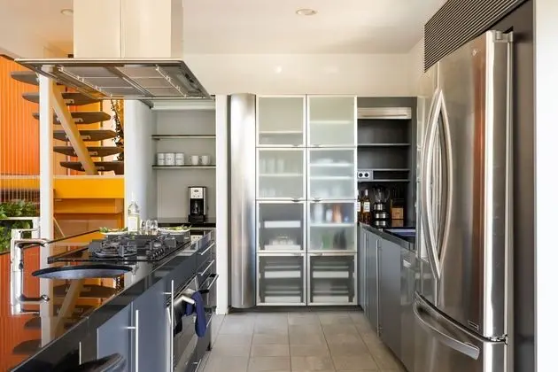 Beachcomber by Avantstay Elegant Modern Estate w/ Pool, Hot Tub & Outdoor Dining! - Mutfak