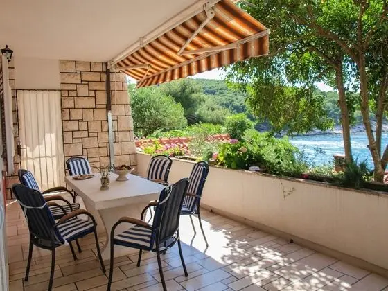 Beachfront Apartment With big Terrace and Garden