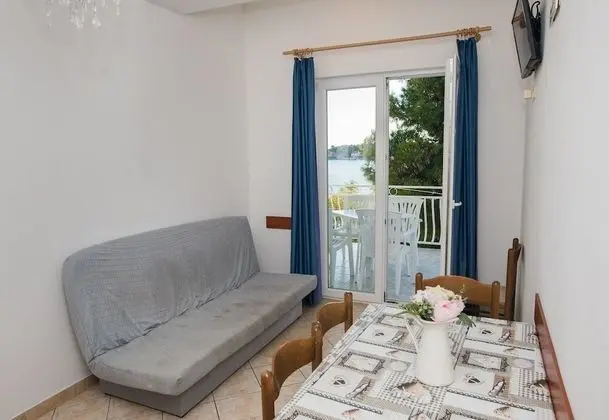 Beachfront Apartment Gaj 7