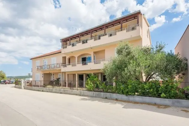 Beachfront Apartment Mira 1