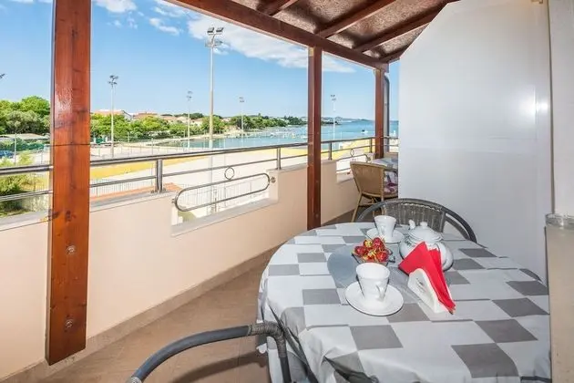 Beachfront Apartment Mira 2