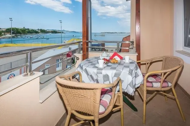 Beachfront Apartment Mira 3