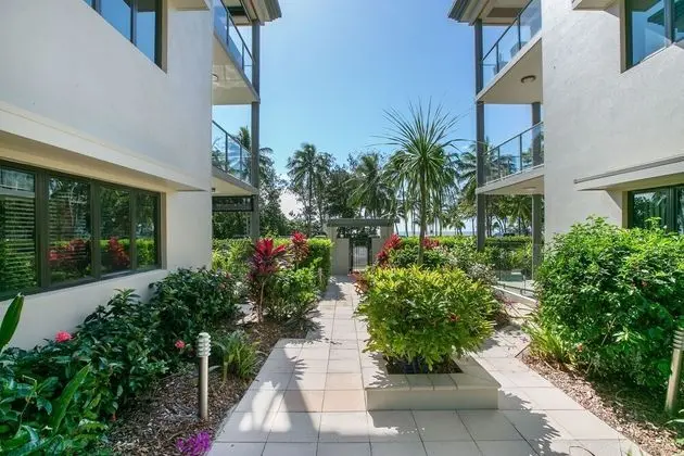 Beachfront Apartment with Ocean Views - Dış Mekan