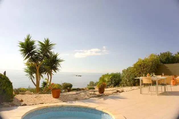 Beachfront Azura Sunrise - Havuz