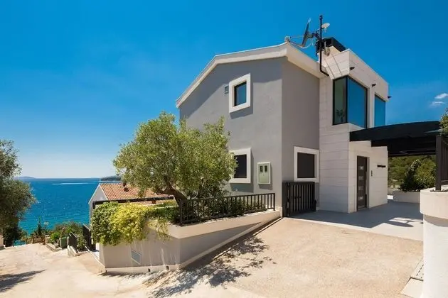 Beachfront Villa Azzurro With Pool - Dış Mekan