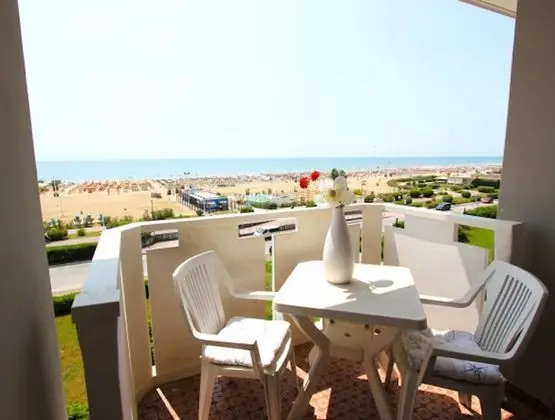 Beachfront Condo Sea View - Airco - Covered Private Parking - Beach Place