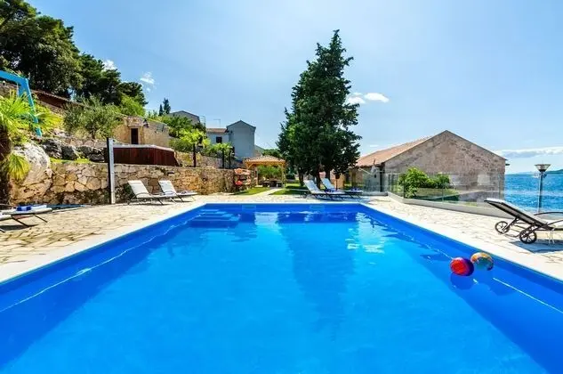 Beachfront Villa Gabriela with Pool - Havuz