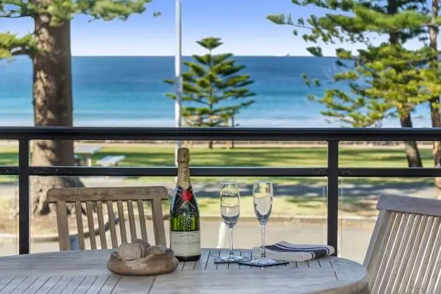 Beachfront on Golden Mile - Yerinde Yemek