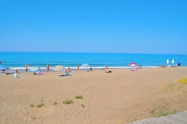 Beachfront Holiday Houses Yannis on Agios Gordios Beach