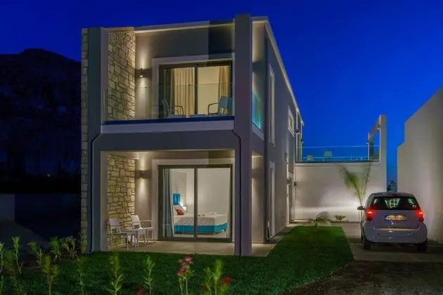 Beachfront Luxurious Villa With Private Pool 30m to Shops Restaurants