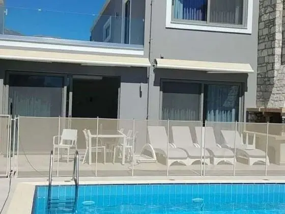 Beachfront Luxury Villa in Plakias With Private Pool, BBQ & 30m to Restaurants - Dış Mekan