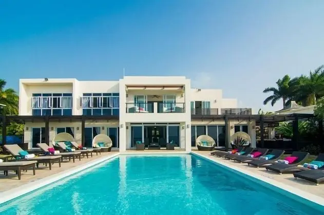 Beachfront Modern Montego Bay , Pool, Grill, Water Sports Etc. ! - Havuz