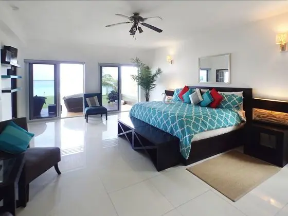 Beachfront Modern Montego Bay , Pool, Grill, Water Sports Etc. ! - Oda