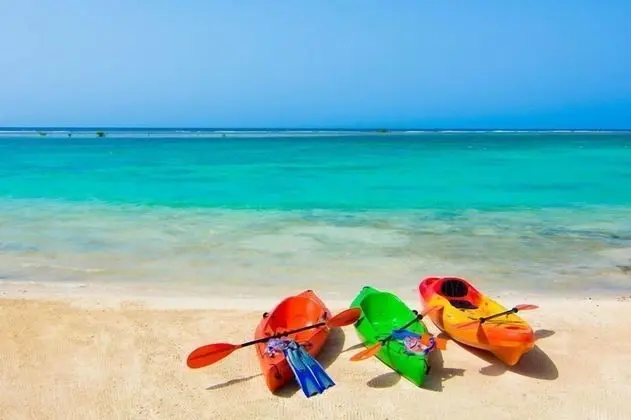 Beachfront Modern Montego Bay , Pool, Grill, Water Sports Etc. ! - Plaj