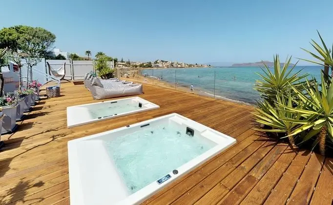 Beachfront Modern Property With 2 Outdoor hot Tubs Only 300m From Restaurants Shops - Oda