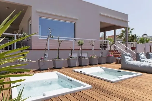 Beachfront Modern Property With 2 Outdoor hot Tubs Only 300m From Restaurants Shops - Oda