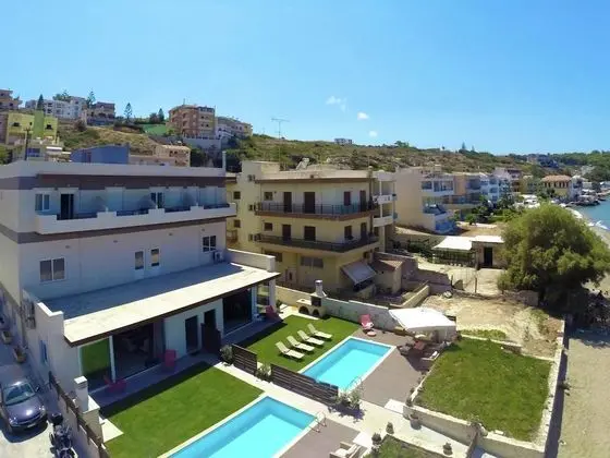 Beachfront Villa in Rethymno With a Private Pool and Garden - Dış Mekan