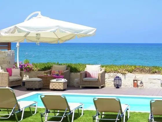Beachfront Villa in Rethymno With a Private Pool and Garden - Dış Mekan